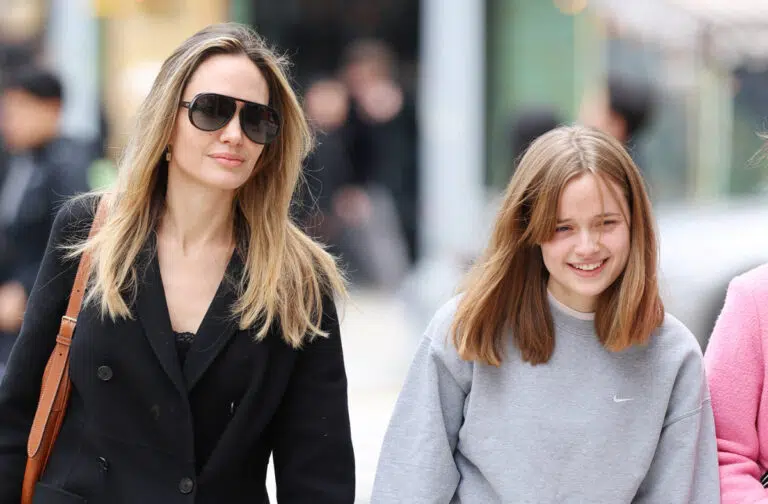 48-летняя Анджелина Джоли лучше всех носит вневременные образы с пальто и брюками