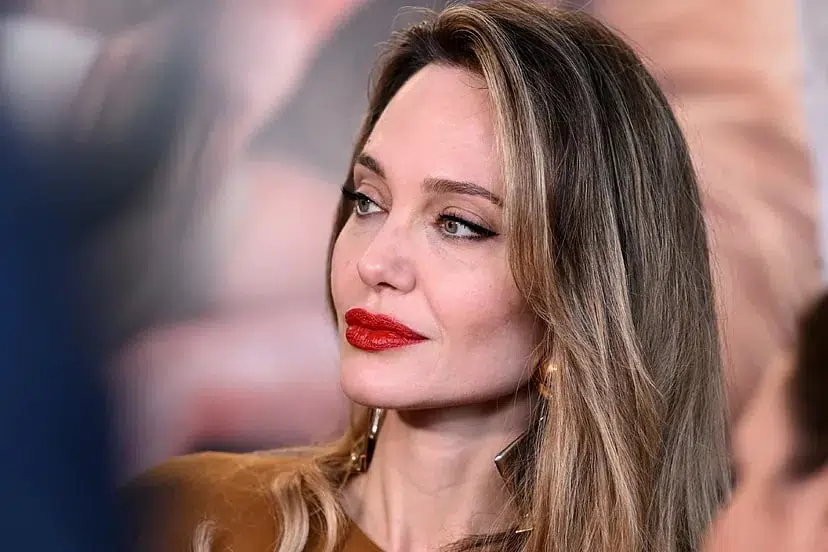 Анджелина Джоли выбрала помаду красного оттенка с голубоватой основой