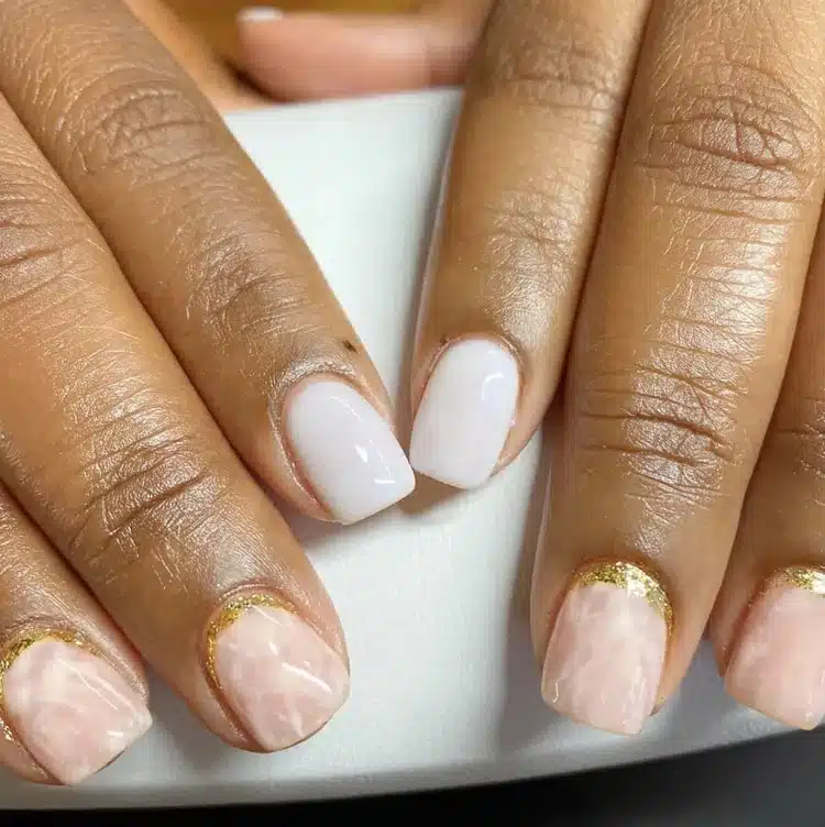 Белый френч с мраморной текстурой и золотом на коротких квадратных ногтях