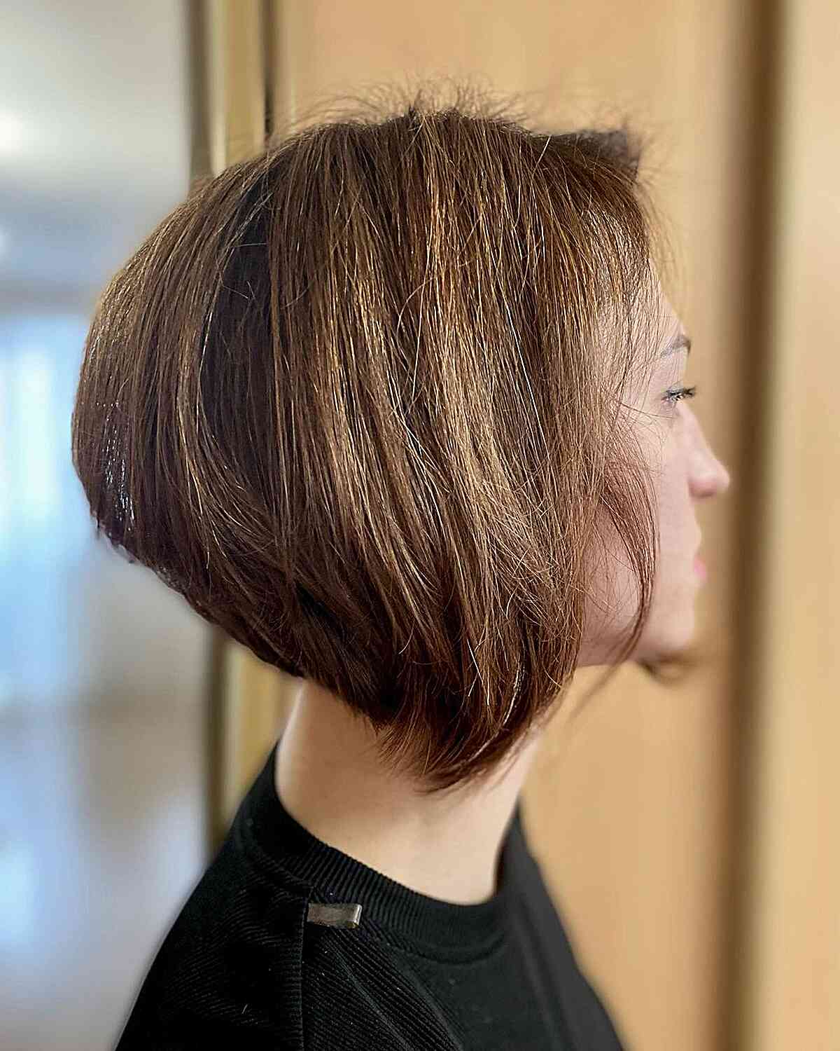 Девушка со стрижкой на танкетке на натуральных волосах