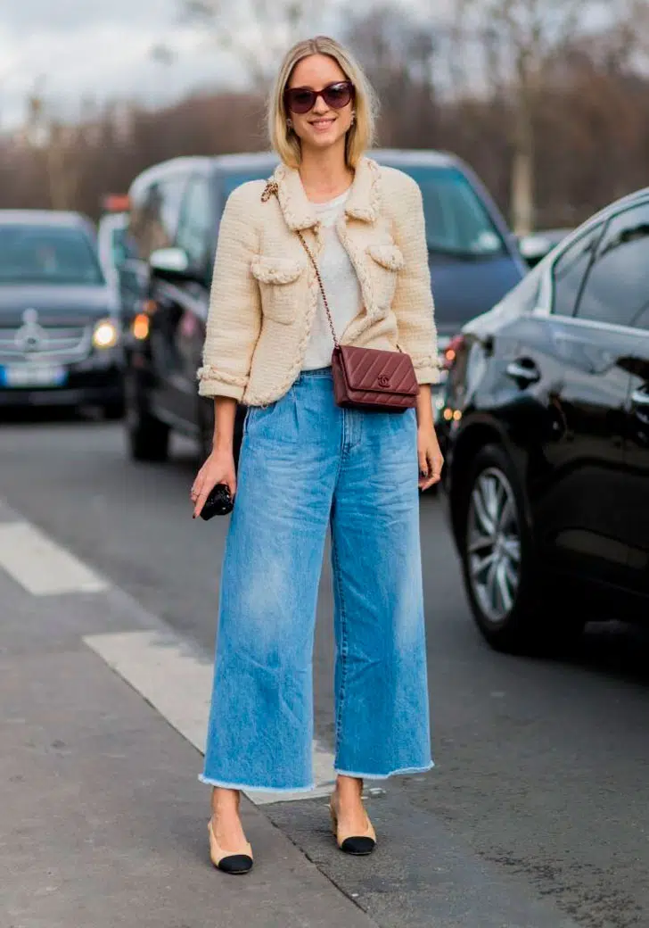 Девушка в широких джинсах, твидовом жакете и двухцветных туфлях