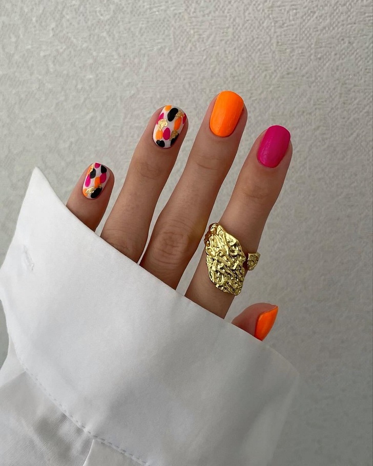 Дизайн маникюра в оранжевых и розовых тонах с золотой фольгой на коротких ногтях