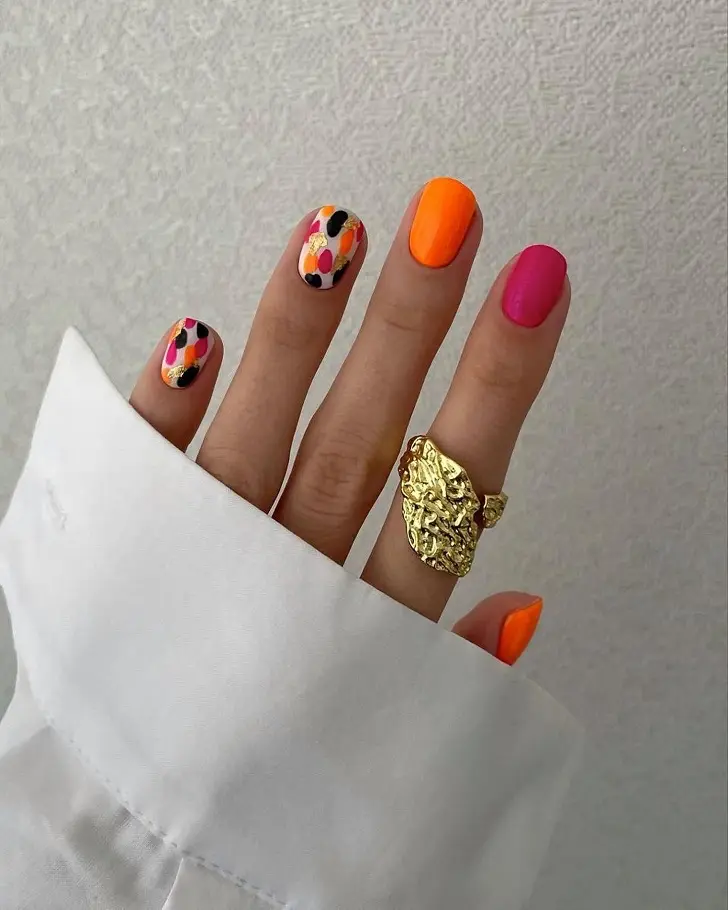 Дизайн маникюра в оранжевых и розовых тонах с золотой фольгой на коротких ногтях