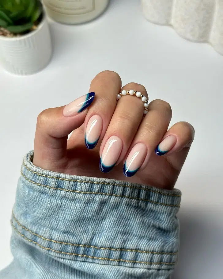 Двойной сине-голубой френч на миндалевидных ногтях