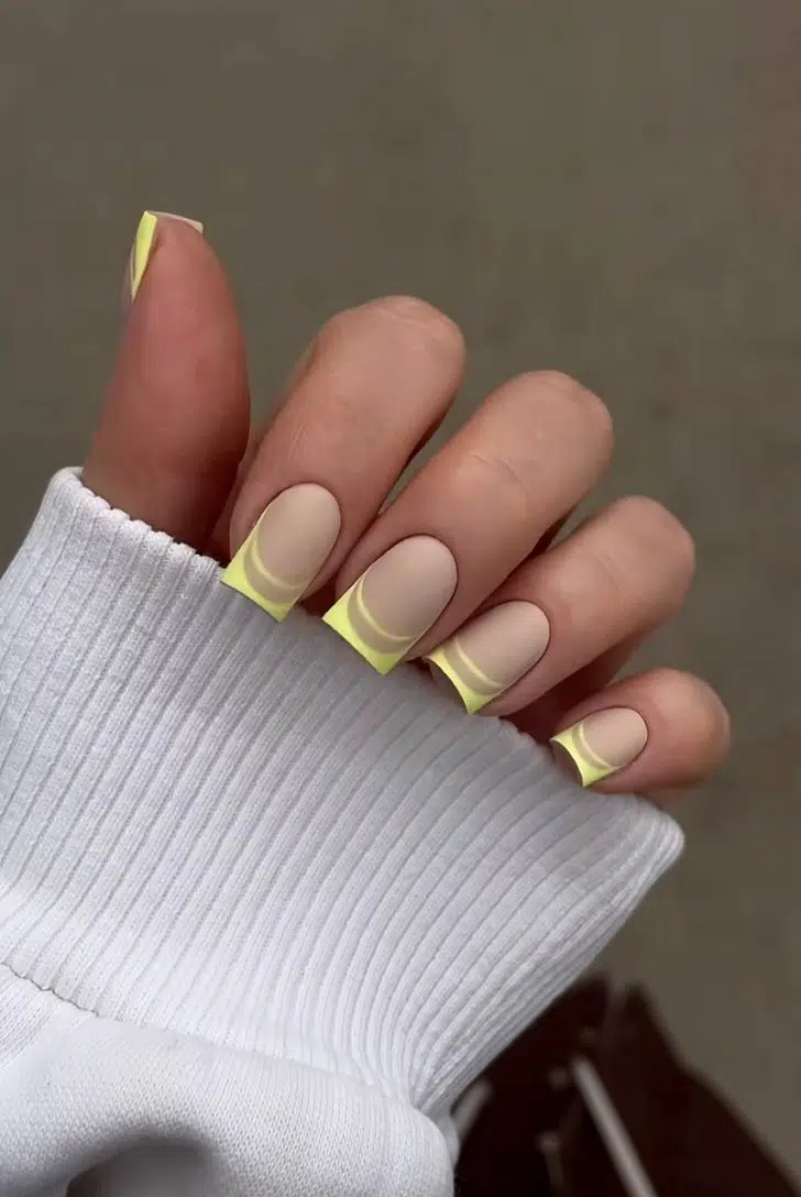 Двойной желтый френч с матовым покрытием на квадратных ногтях