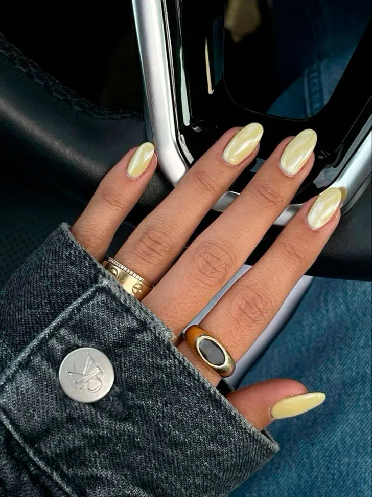 Глазурованный желтый маникюр на ногтях средней длины