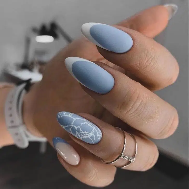 Классический френч на голубых миндалевидных ногтях с кракелюром