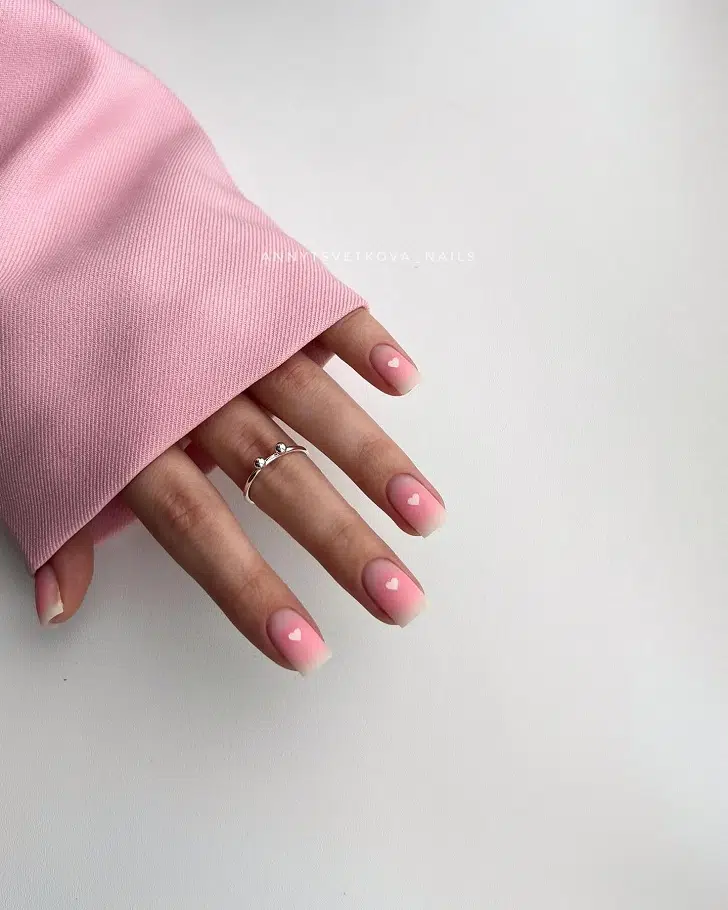 Короткие квадратные ногти с розовым аэропуфингом и микро сердечками