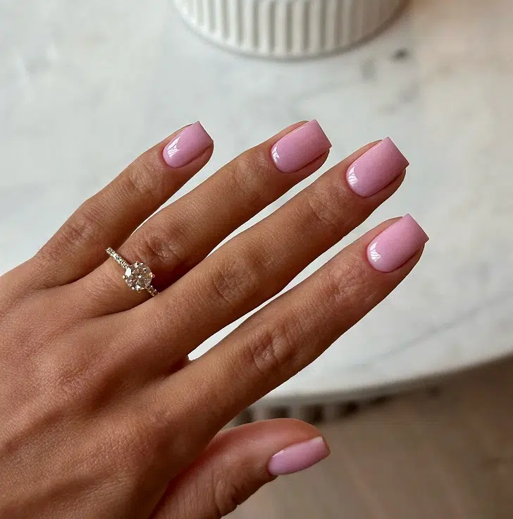 Короткие ногти розового цвета в стиле жевательной резинки