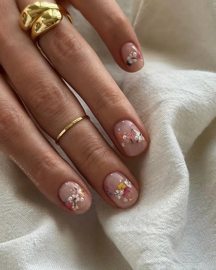Короткие нюдовые ногти с флористическим объемным дизайном