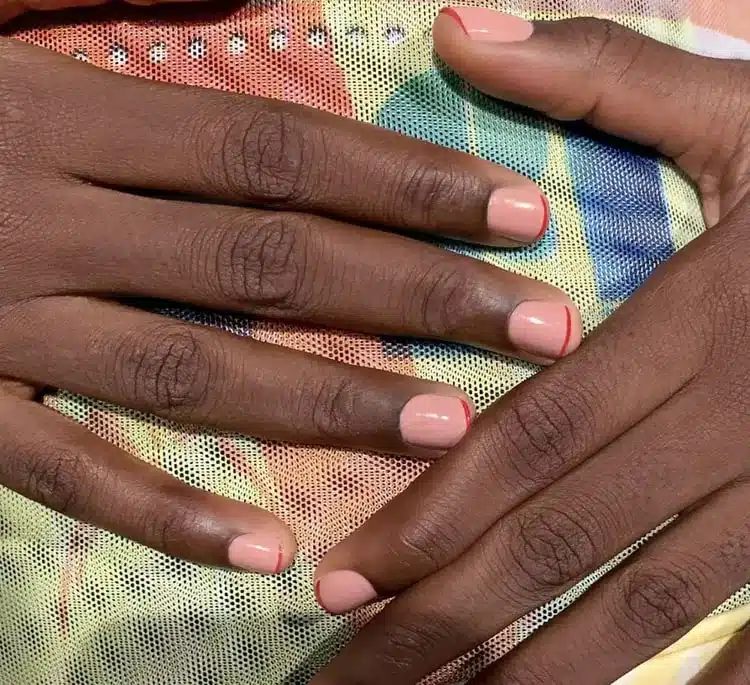 Красный мини френч с розовой основой на коротких ногтях