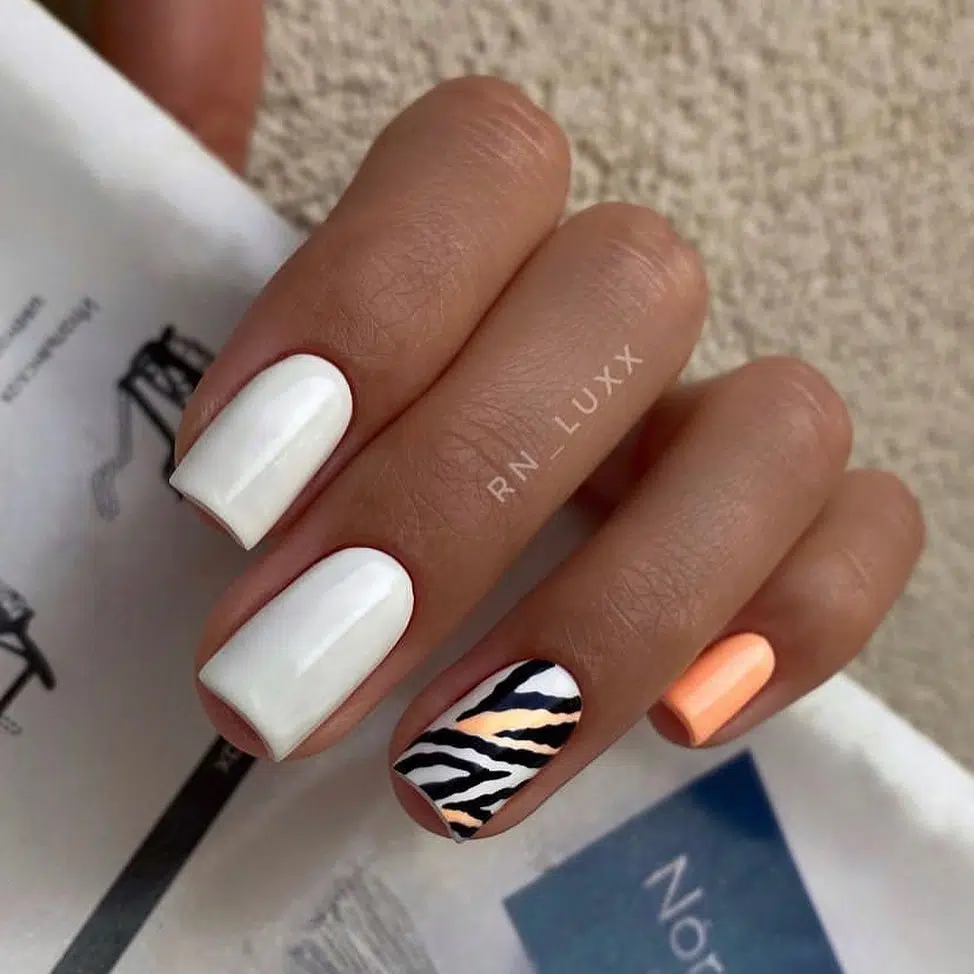 Квадратные ногти с дизайном из плотного белого и яркого оранжевого покрытия