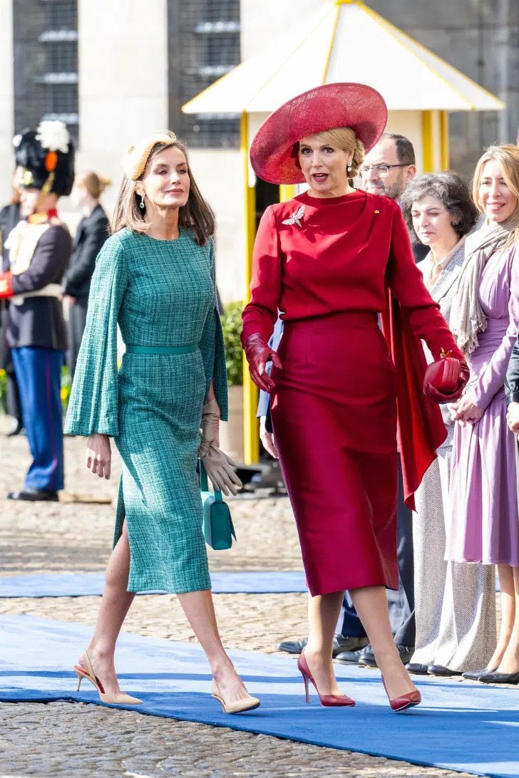Королева Летиция в зеленом твидовом платье и нюдовых туфлях