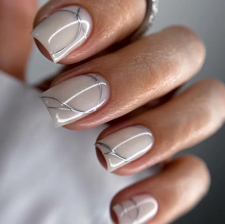 Маникюр с серебряными линиями на квадратных ногтях