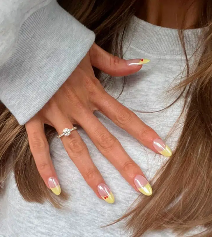 Маслянистый желтый френч с вишенками на ногтях средней длины
