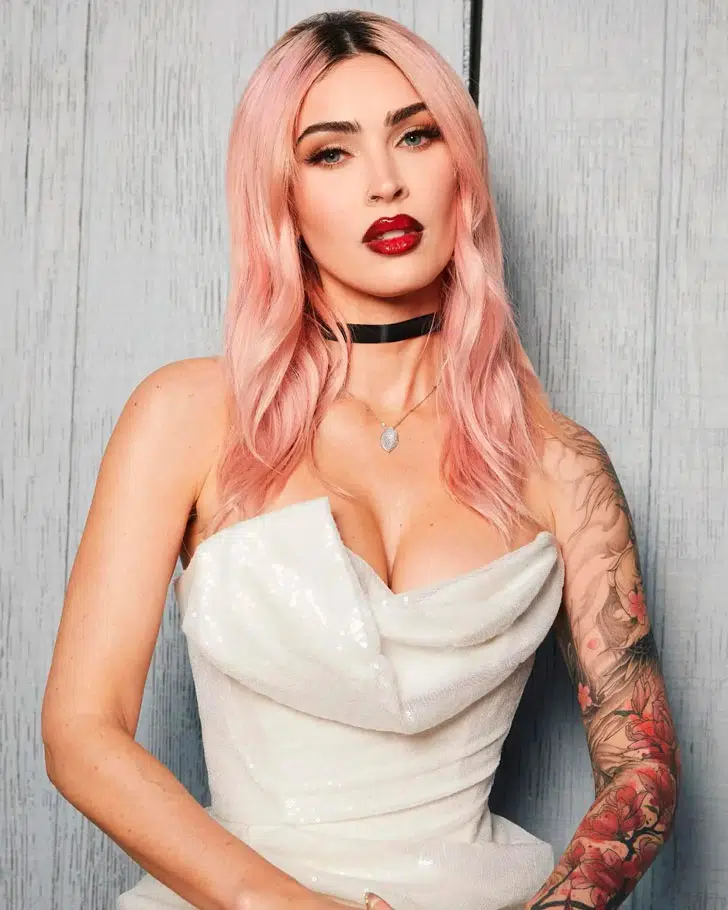 Меган Фокс с ярким макияжем губ и розовыми волосами средней длины