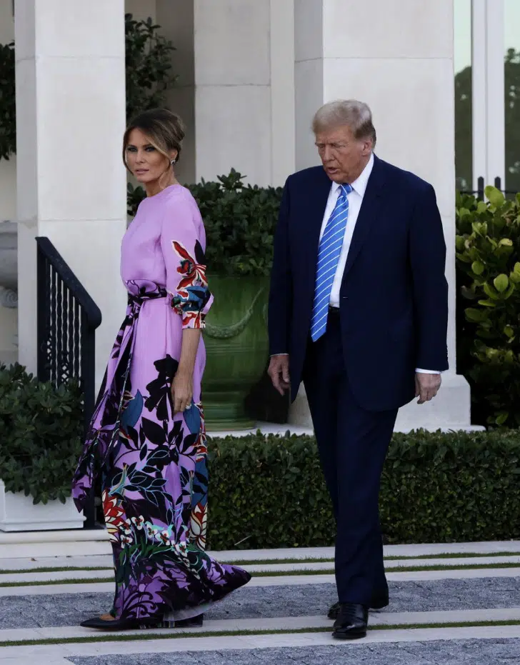 Мелания Трамп в фиолетовом комбинезоне с цветочным принтом