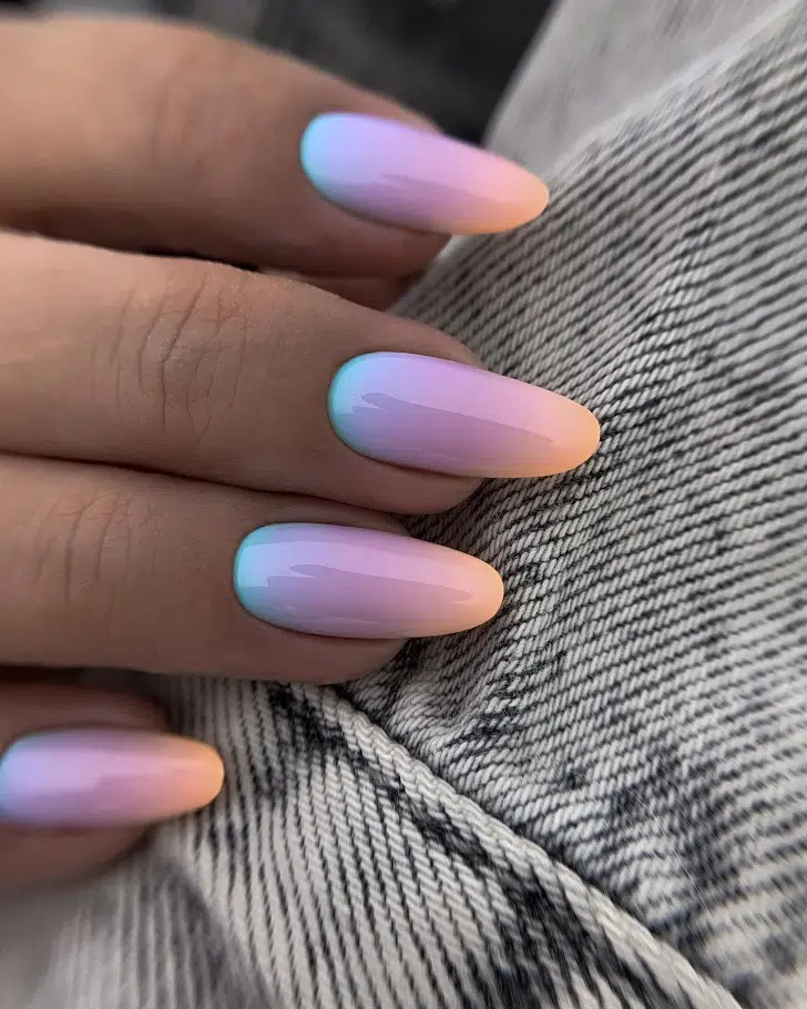 Миндалевидные ногти с 3-ех цветным градиентом