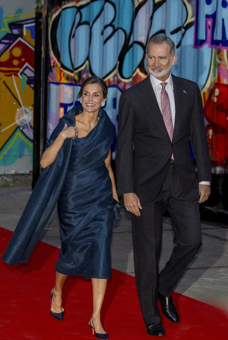 Королева Летиция в платье с открытым плечом и шлейфом с другой на приеме в Амстердаме