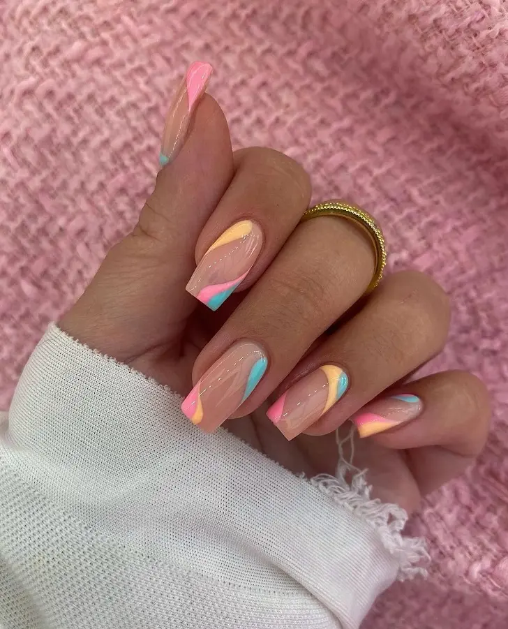 Нюдовый маникюр на квадратных ногтях с цветными волнами