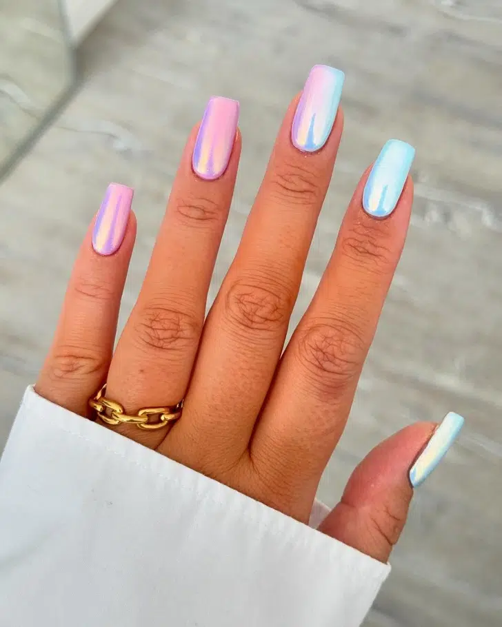 Пастельный розовый градиент на длинных квадратных ногтях с жемчужным покрытием