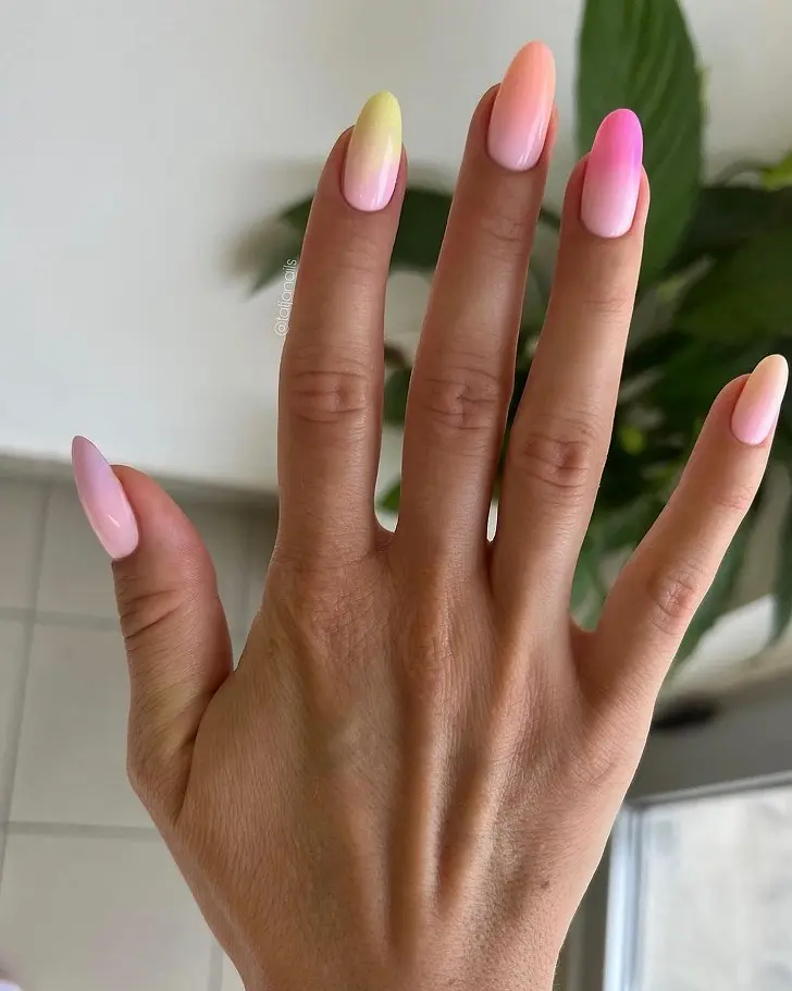 Разноцветный градиент на миндалевидных ногтях