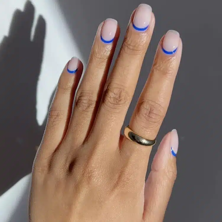 Синий лунный маникюр на коротких квадратных ногтях