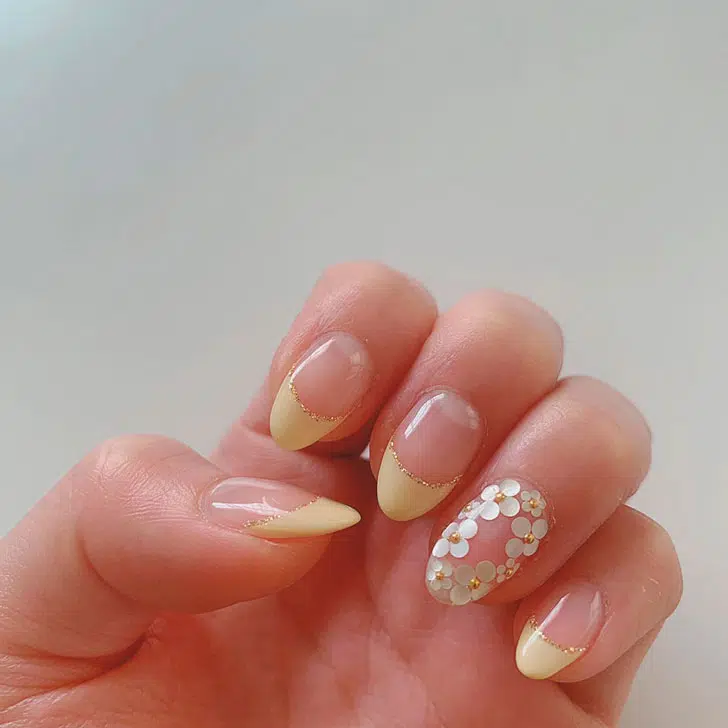Светло-желтый френч с цветами на миндальных ногтях