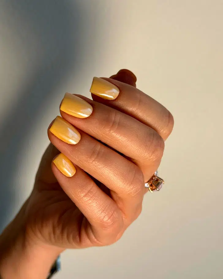 Желтый блестящий маникюр на квадратных ногтях средней длины