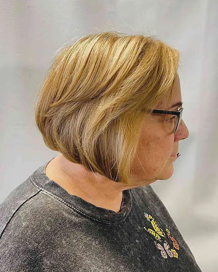 Женщина со стрижкой боб на мелированных волосах с центральным пробором