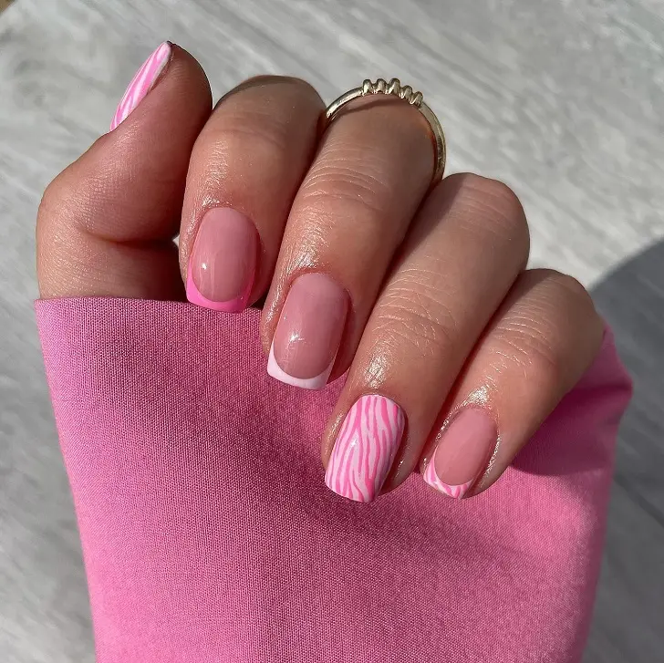 Бело розовый дизайн с френчем и анимал принтом на коротких ногтях