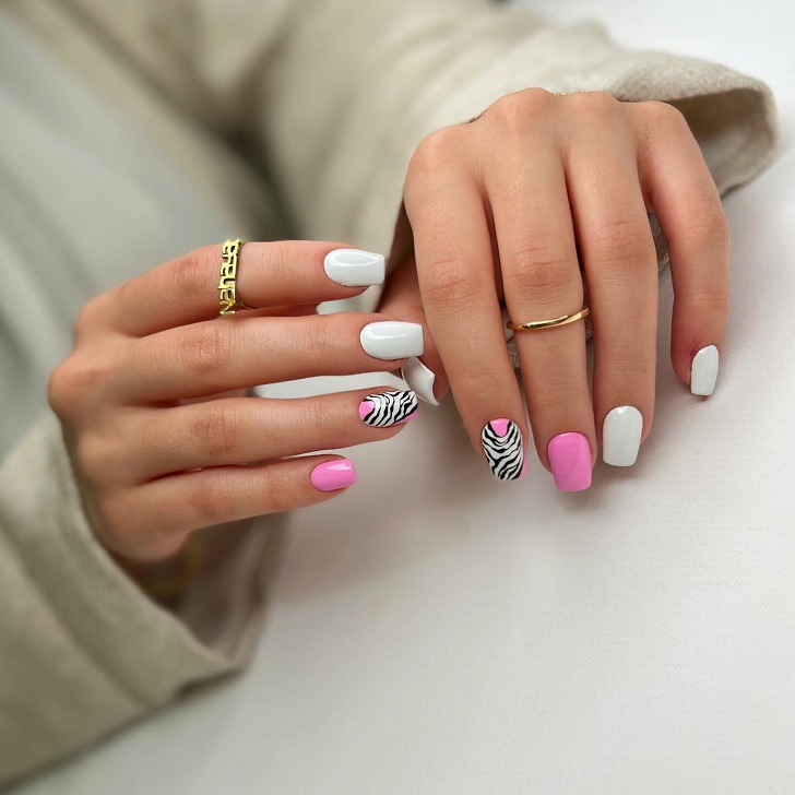 Бело-розовый дизайн с черно-белым анимал принтом на коротких ногтях