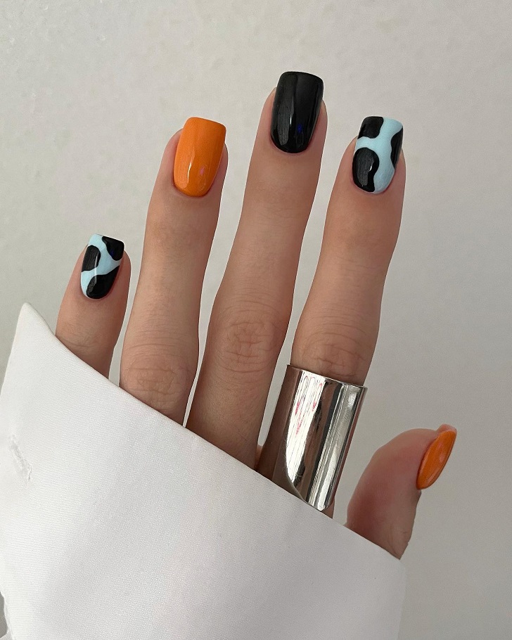 Дизайн с сочетанием черного оранжевого и голубого цветов с анималистичным принтом окраса травоядного животного на коротких ногтях