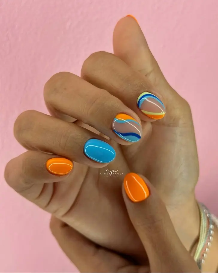 Дизайн овальных ногтей с линиями разных цветов