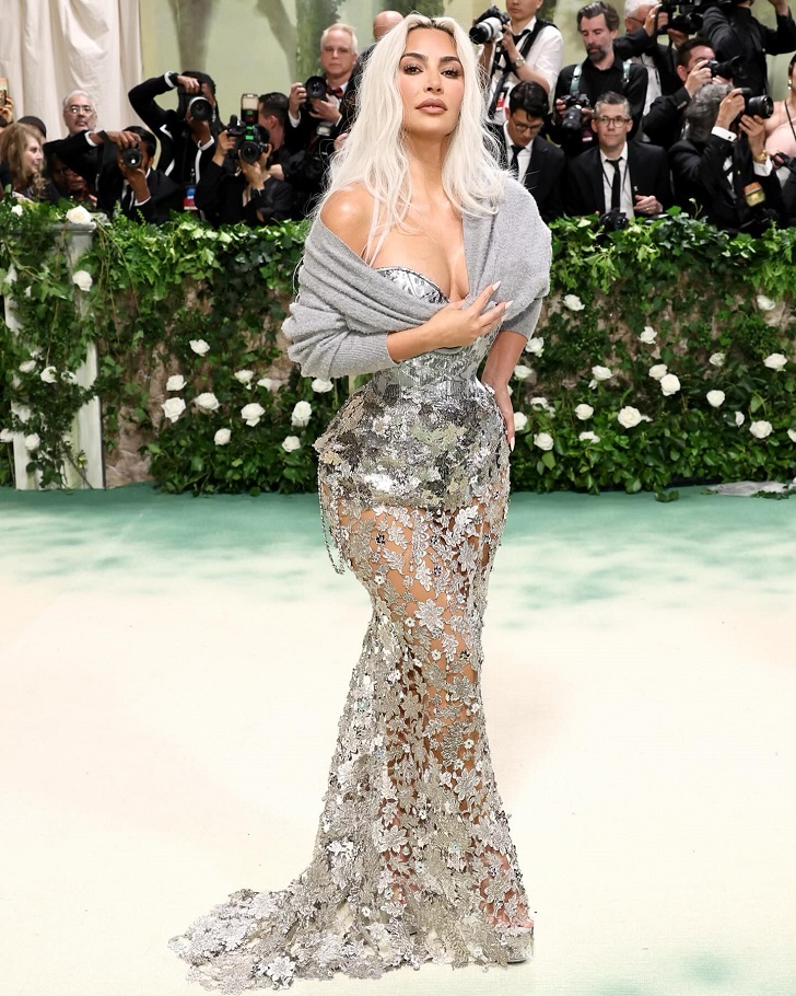 Ким Кардашьян в образ от Maison Margiela платье с открытыми плечами и кардиган поверх