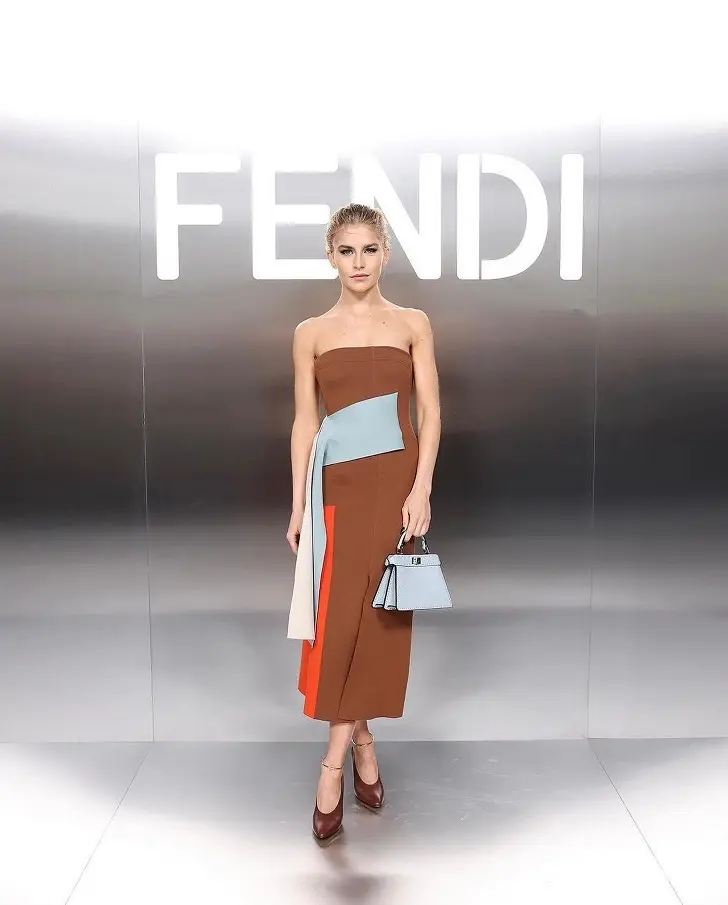 Коричневое платье с оголенными плечами и вставками от Fendi