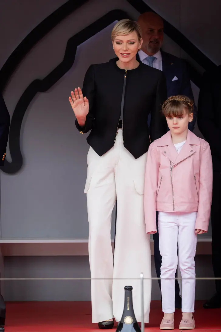 Принцесса Шарлин в белых брюках карго и черном современном жакете