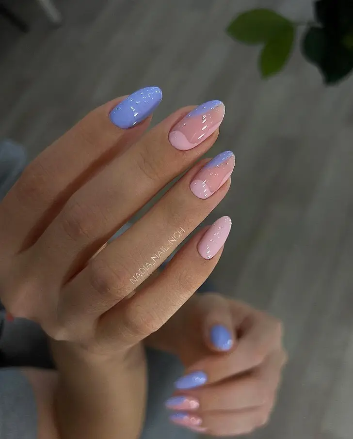 Маникюр с голубыми и розовыми волнами на миндалевидных ногтях