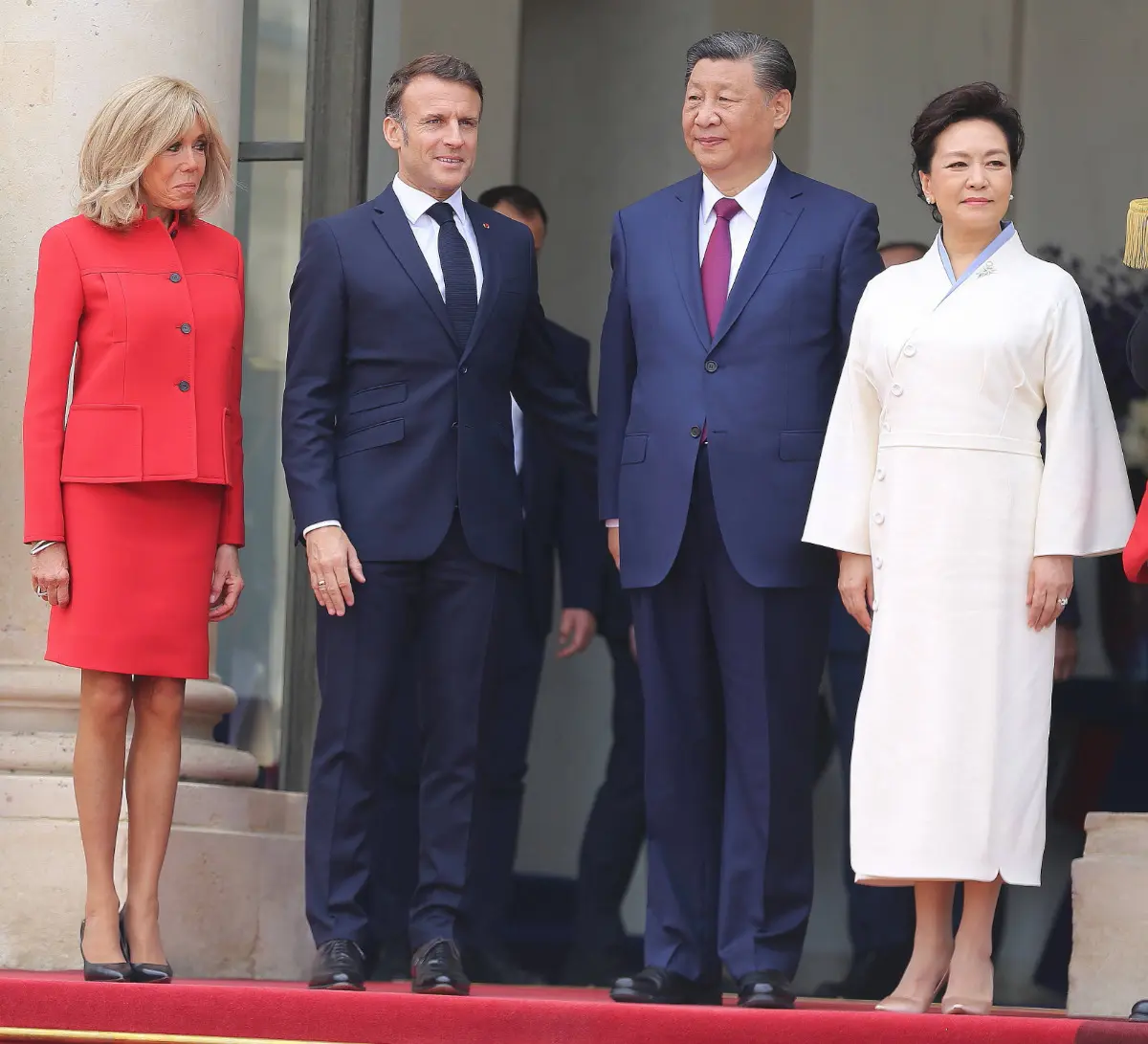 Первая леди Китая в белом платье, а Брижит Макрон в костюме с юбкой