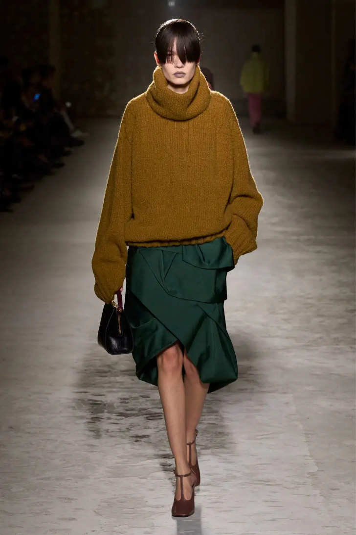 Модель в свитере с большим воротником и асимметричной юбке