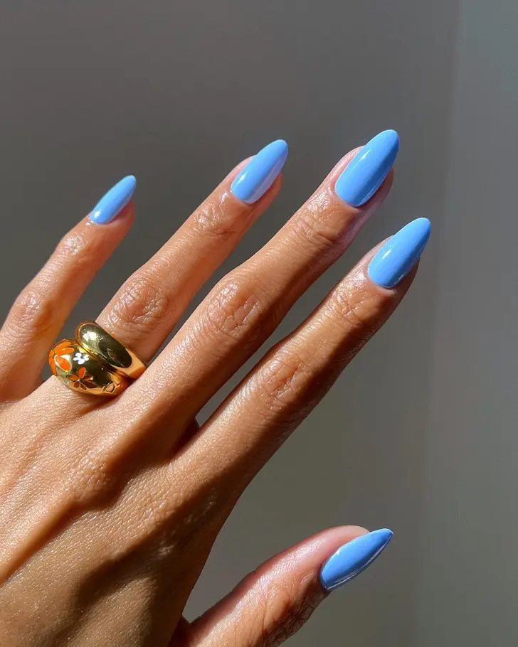 Насыщенный голубой маникюр на длинных миндальной формы ногтях