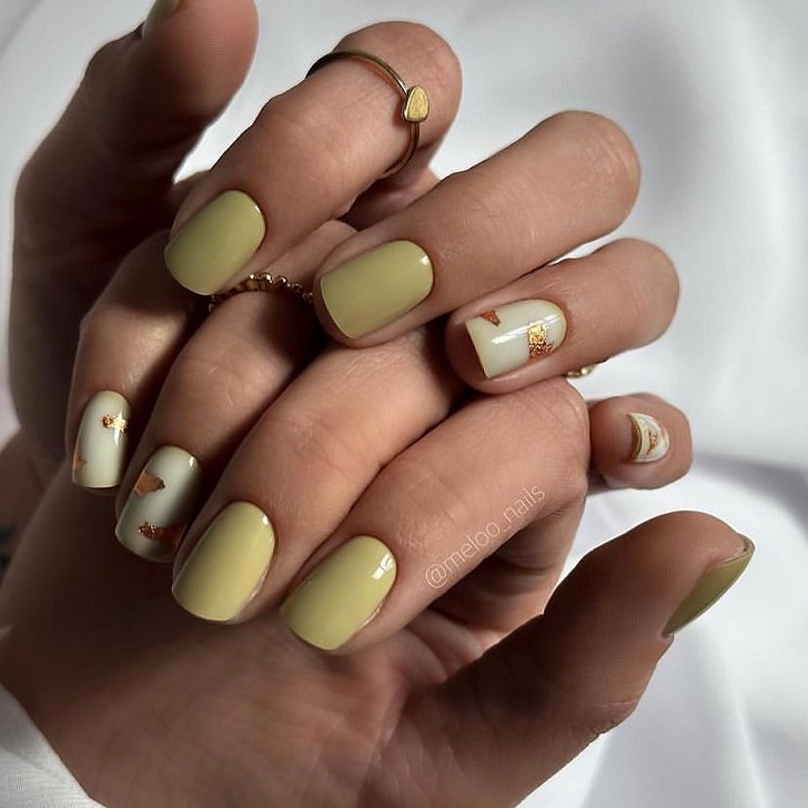 Оливковый маникюр с золотой фольгой на коротких ногтях
