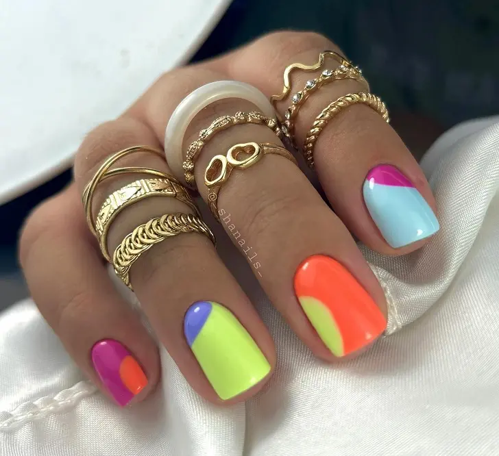 Разноцветный абстрактный дизайн маникюра на коротких ногтях
