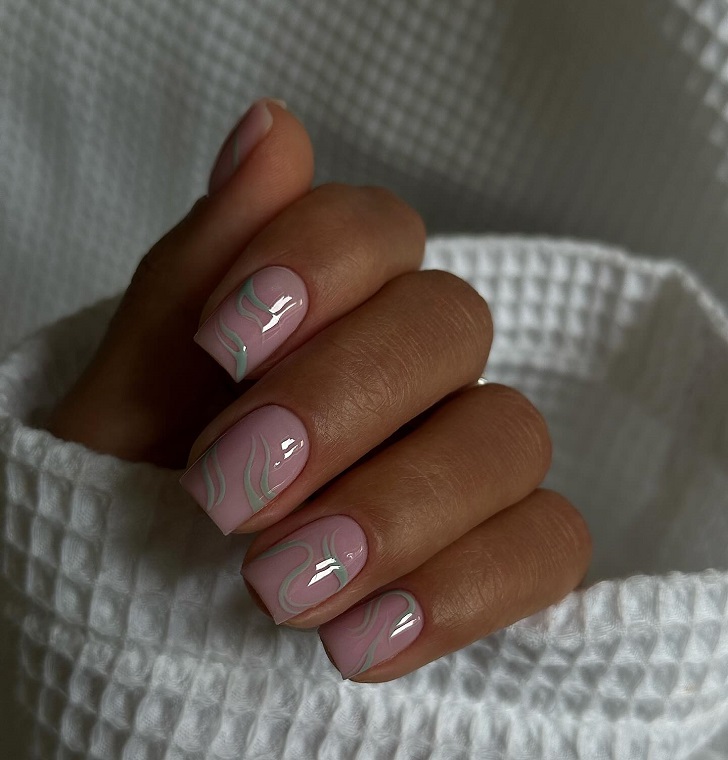 Розовые ногти с зелеными линиями на квадратных ногтях