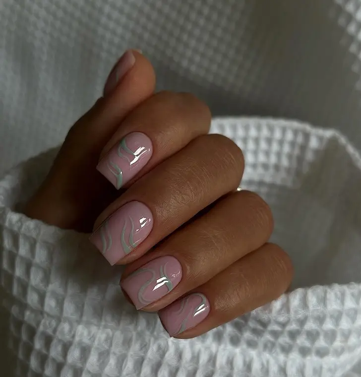 Розовые ногти с зелеными линиями на квадратных ногтях