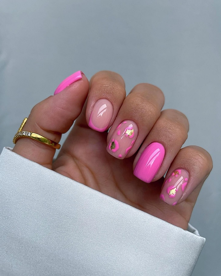 Розовый маникюр в форме леопардового окраса на коротких ногтях