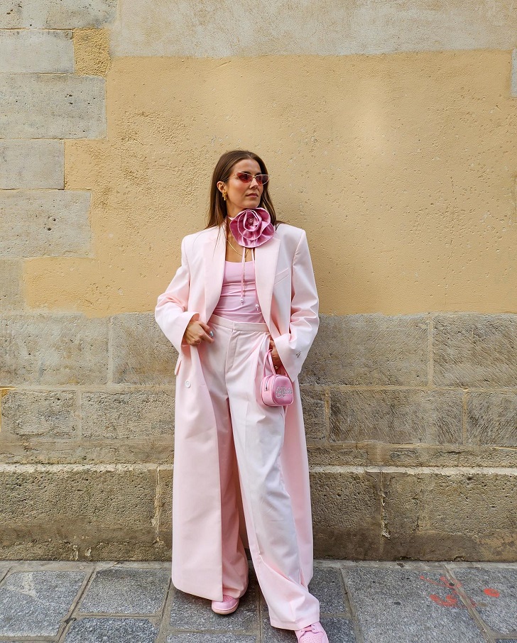 Розовый монохромный образ с брюками палаццо топом пальто