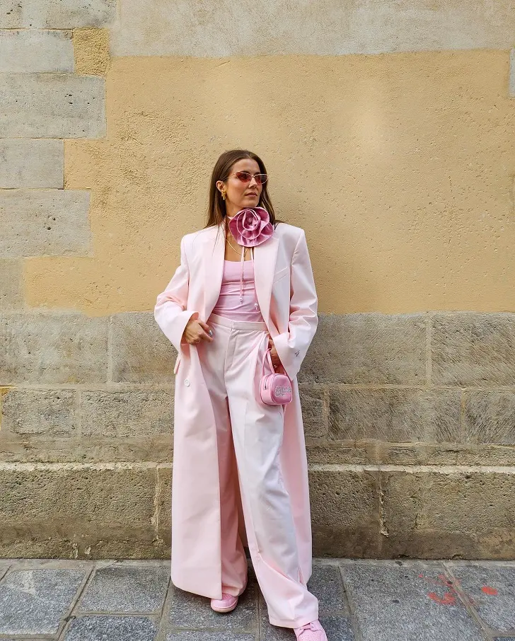 Розовый монохромный образ с брюками палаццо топом пальто