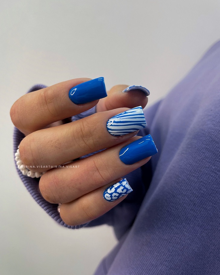 Синий яркий дизайн маникюра с фрагментами анимал принт на квадратных длинных ногтях