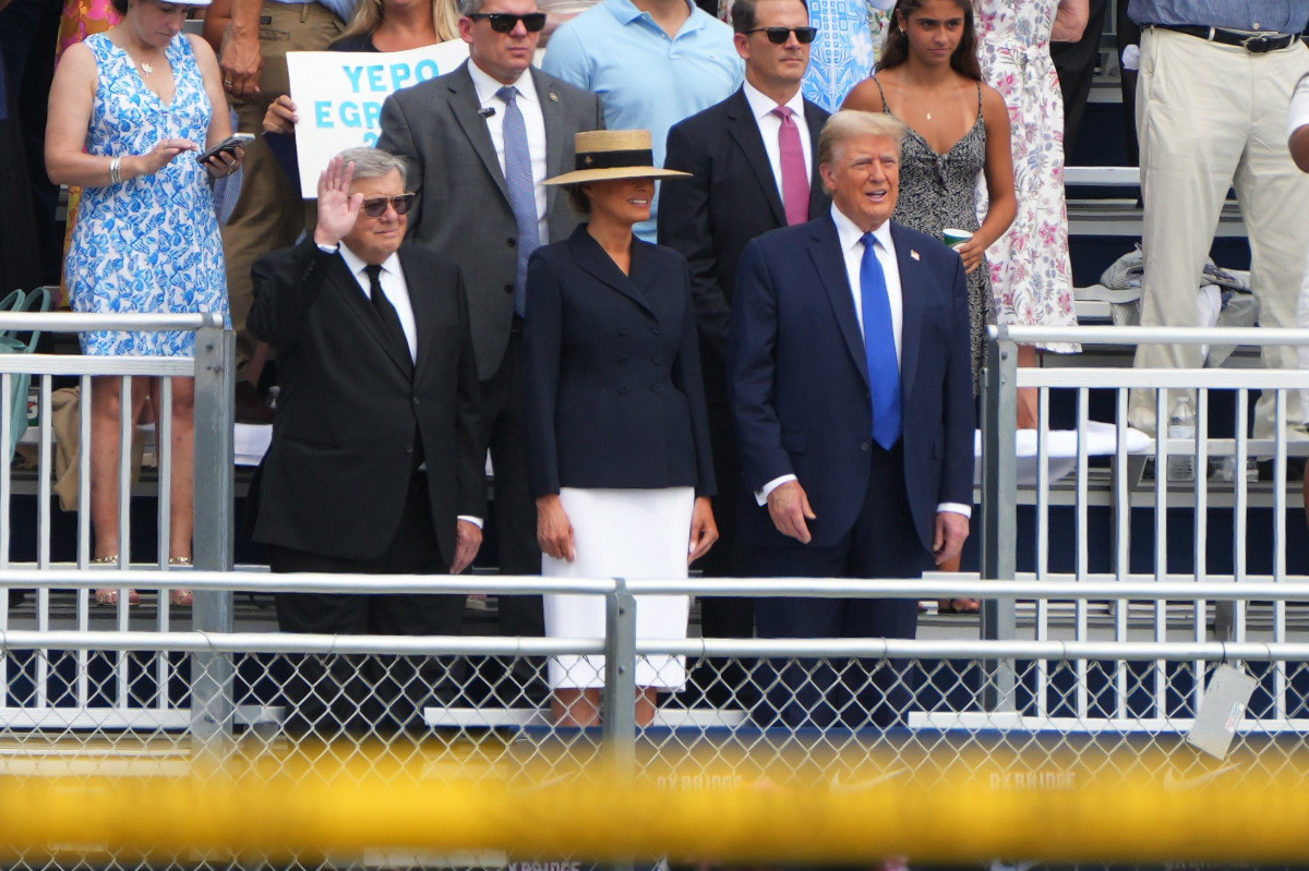 Мелания Трамп объединила белую юбку с черным жакетом и завершила образ соломенной шляпкой
